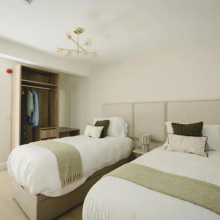 The Old Schoolhouse - The Courtyard * Donegal Town