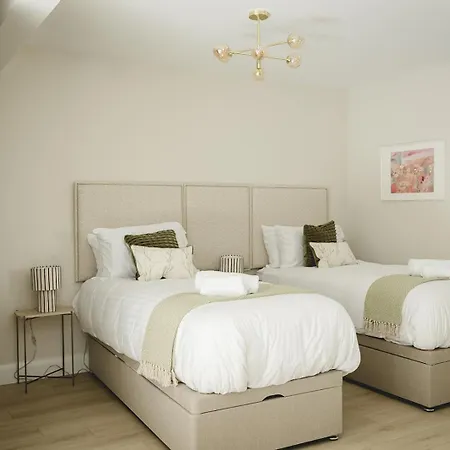 The Old Schoolhouse - The Courtyard * Donegal Town